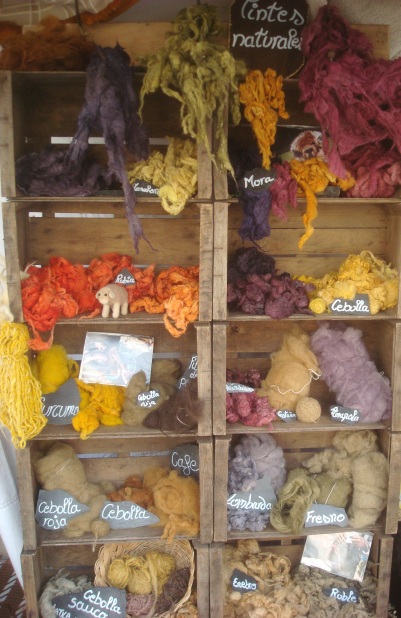 Muestras de lanas tintadas con materiales diferentes, o con un material de formas diferentes